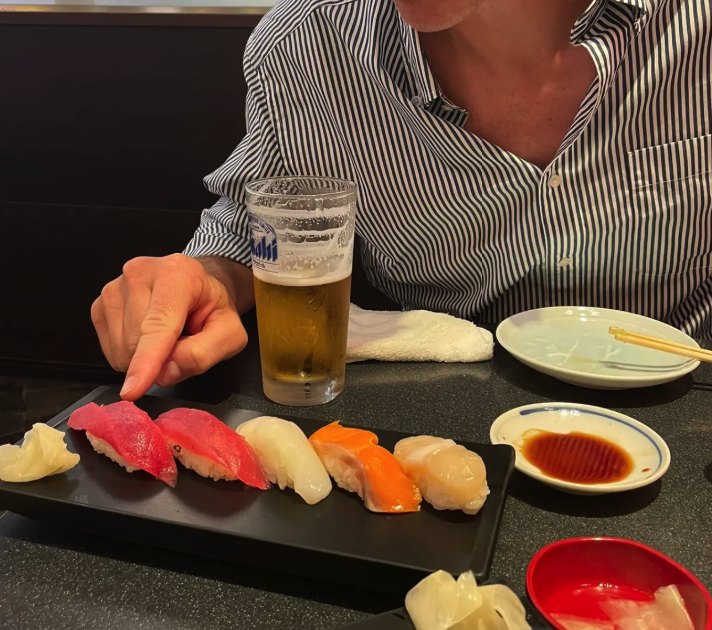 A set of nigiri and a glass of beer at a Tsukiji counter